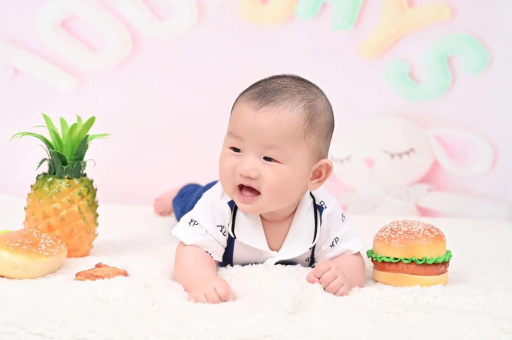 巴音郭楞蒙古宝宝在妈妈肚子里